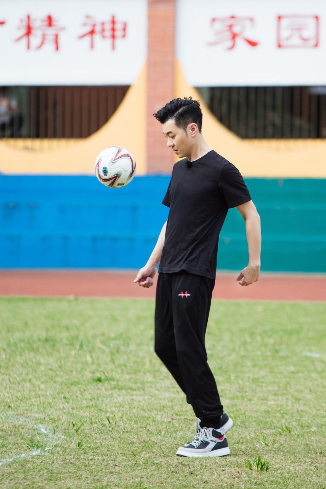 大灣仔集體為梁漢文慶生，《大灣仔的夜》踢球歡度生日宴