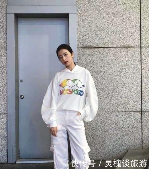 今年牛仔裤不火了,最近正受宠的“运动裤”,搭配卫衣穿巨潮!