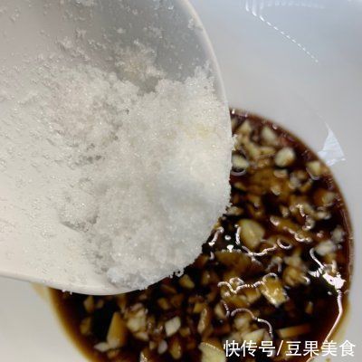 家常|人气家常下饭菜蒜蓉粉丝蒸丝瓜，一秒征服家人的胃