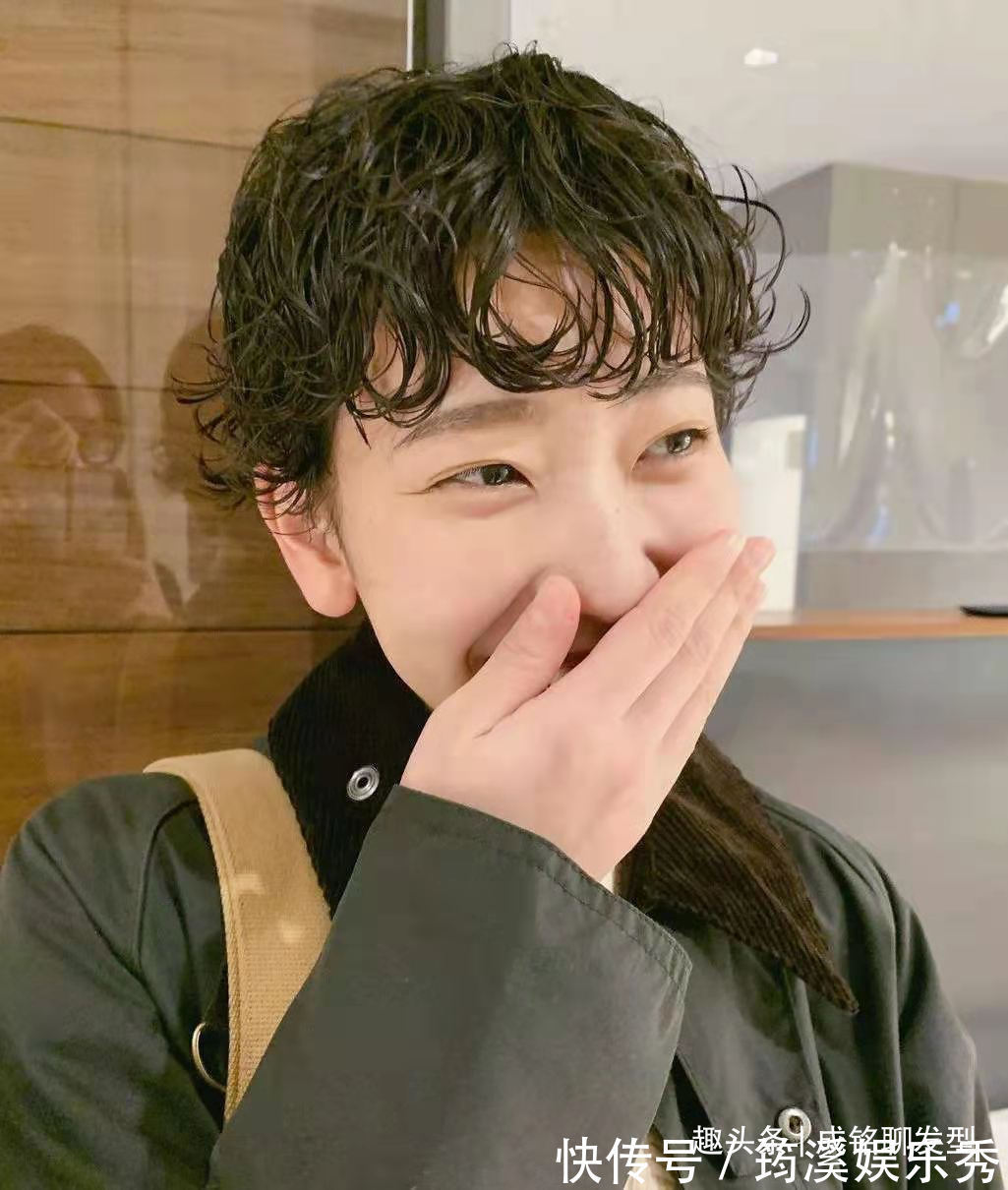 打理 烫发不会打理造型?今年流行“吹不干”发型,不用造型也很时髦