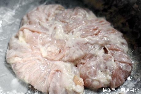 洗猪大肠原来如此简单,不放醋也不放小苏打,快速洗净无腥臭味