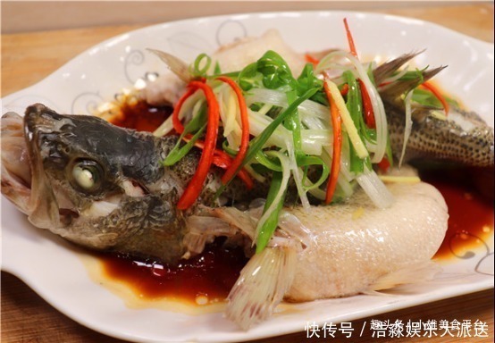 蒸锅|做清蒸鱼时，放生抽还是放蒸鱼豉油都不对！大厨教你正确做法