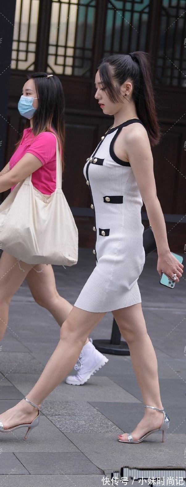 职业 简洁好搭的连衣裙让时尚美女非常喜爱,显得青春又减龄,让人心动