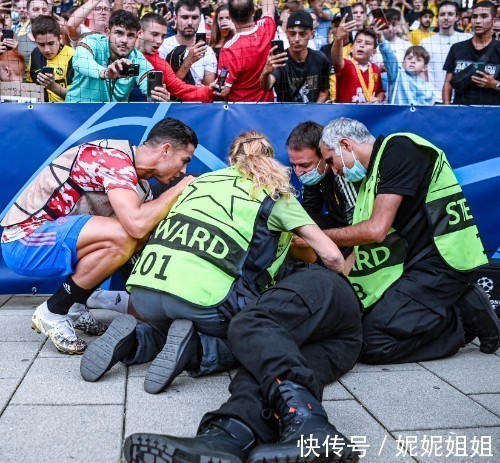 皮球|美丽的误伤!C罗不小心踢倒女工作人员 送CR7道歉 球迷:快踢我