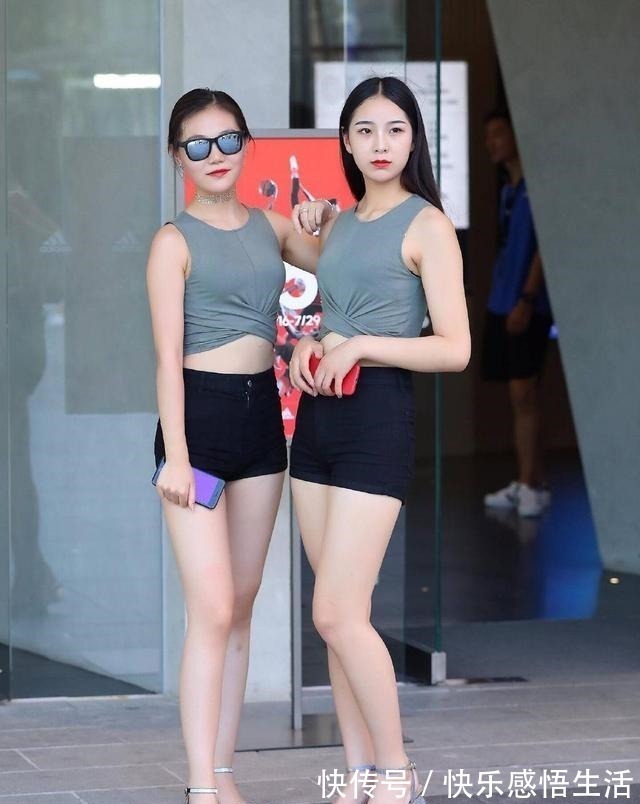 小妹妹 两个小姐姐穿着一样的衣服,却展示着不一样的气质!