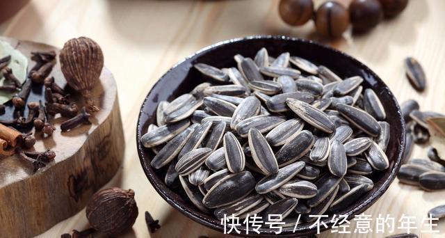 雌激素|建议更年期女人这4种“零嘴”要常吃,补充雌激素,或能滋养肌肤