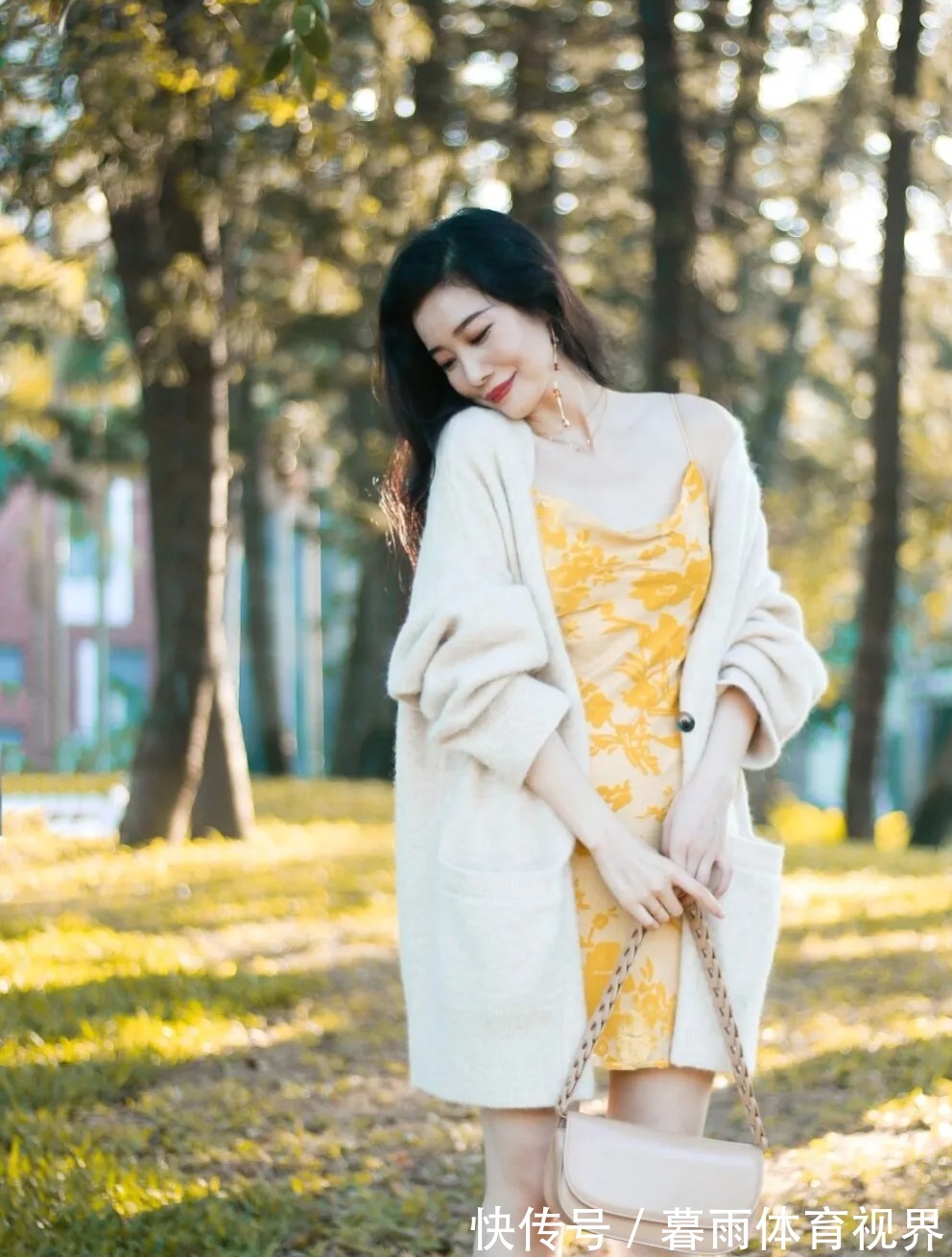 吊带 真丝吊带小裙子,大大的开衫,紫色高跟鞋,有漫不经心,慵懒风情