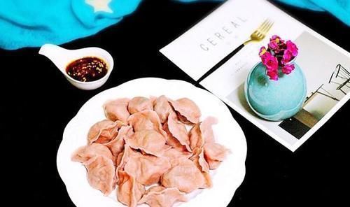 拌饺子馅时，放一勺它，无论做什么饺子馅都很香，不知道可惜了