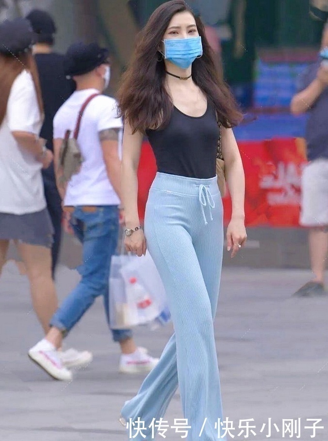 搭配|小姐姐有小肚腩也不用怕，搭配修身短T恤，令人眼前一亮！