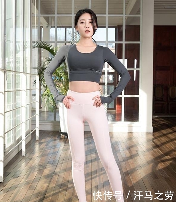 成熟|女人味十足小妹妹婀娜多姿,打底裤穿出凹凸的身姿,尽显成熟韵味