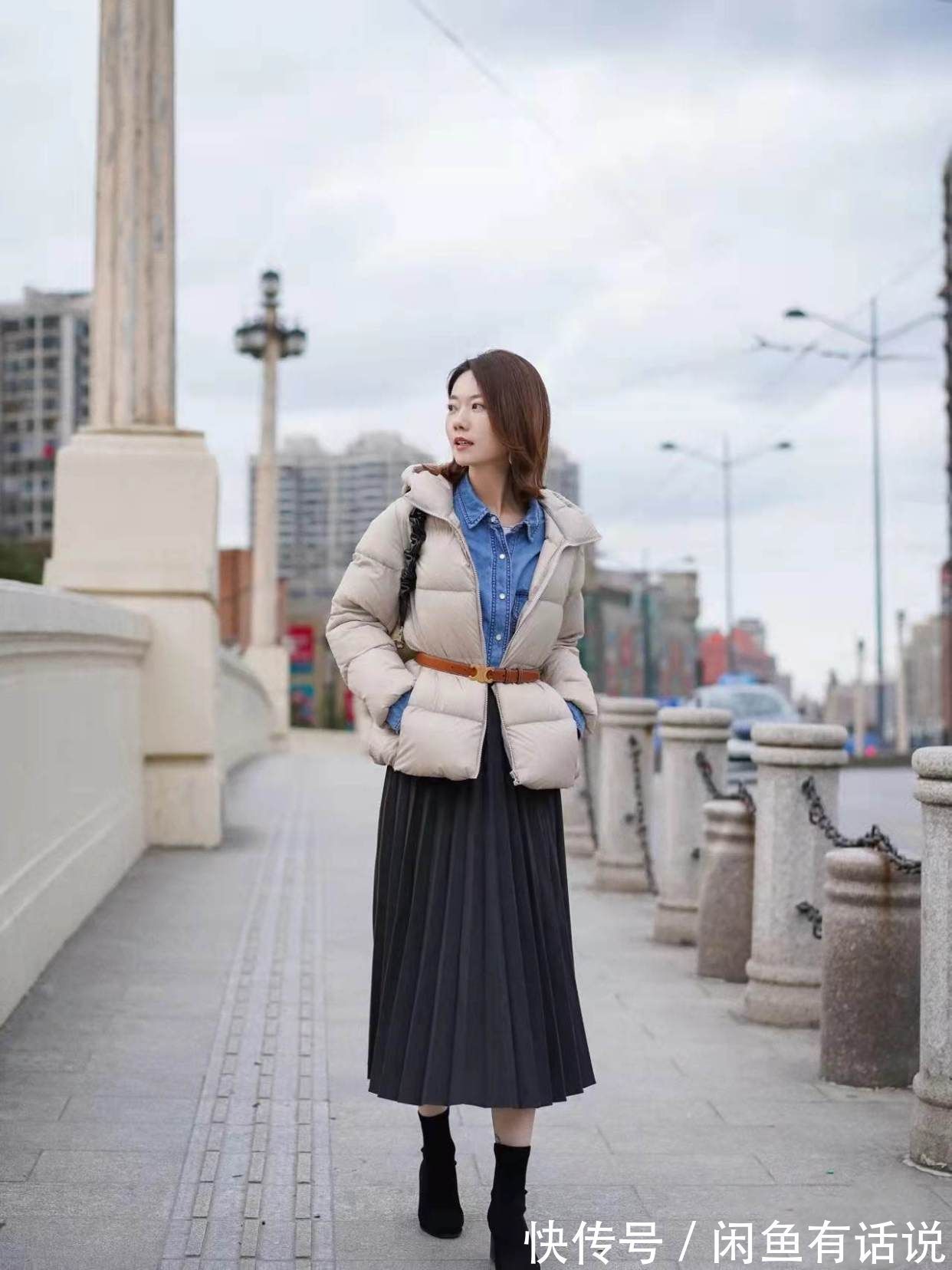 拉长感|别再说穿羽绒服显胖了!今年流行加根“腰带”,显高显瘦更高级