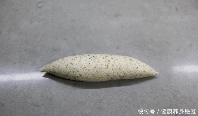 不用发酵就能烤的面包,暄软又筋道,加这料麦香浓郁,早餐吃不够