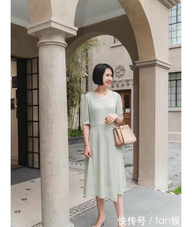 气质 这才是中年女人该有的打扮!膝下裙+平底鞋,四五十岁穿好时髦!