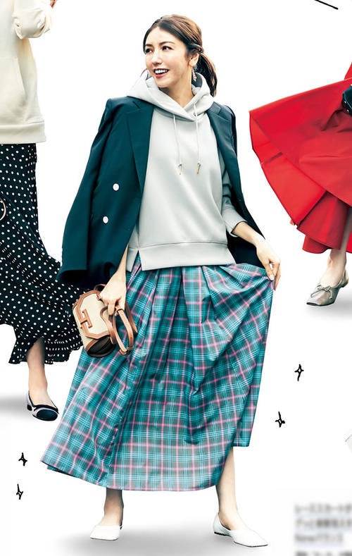 百褶裙怎么搭配才好看？配毛衣优雅，配卫衣帅气，都好潮