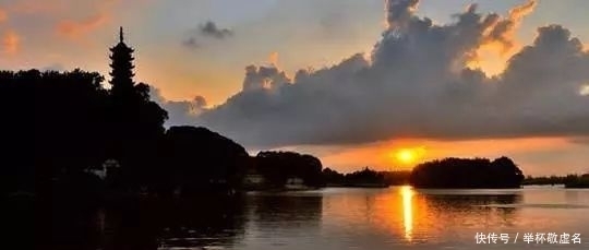 比李白还牛的诗人,写了1首“回文诗”,顺着读是天亮,倒着读是天黑