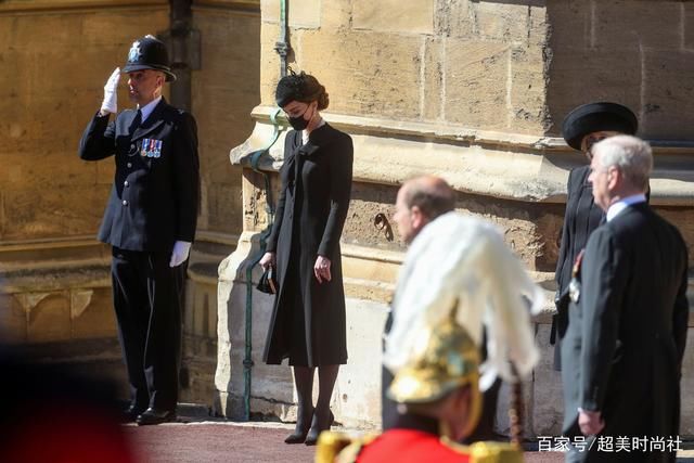 王室用珠宝寄托哀思！英女王佩戴“压箱底”胸针，隐藏浪漫的深意