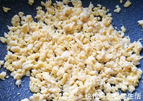 调韭菜馅,别直接加油,多加这一步,煮好的韭菜饺子馅翠绿不发黄