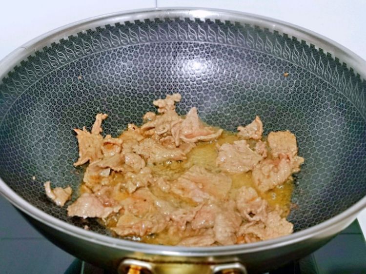 牛肉片炒青椒做法简单，和米饭太搭了，全家抢着吃