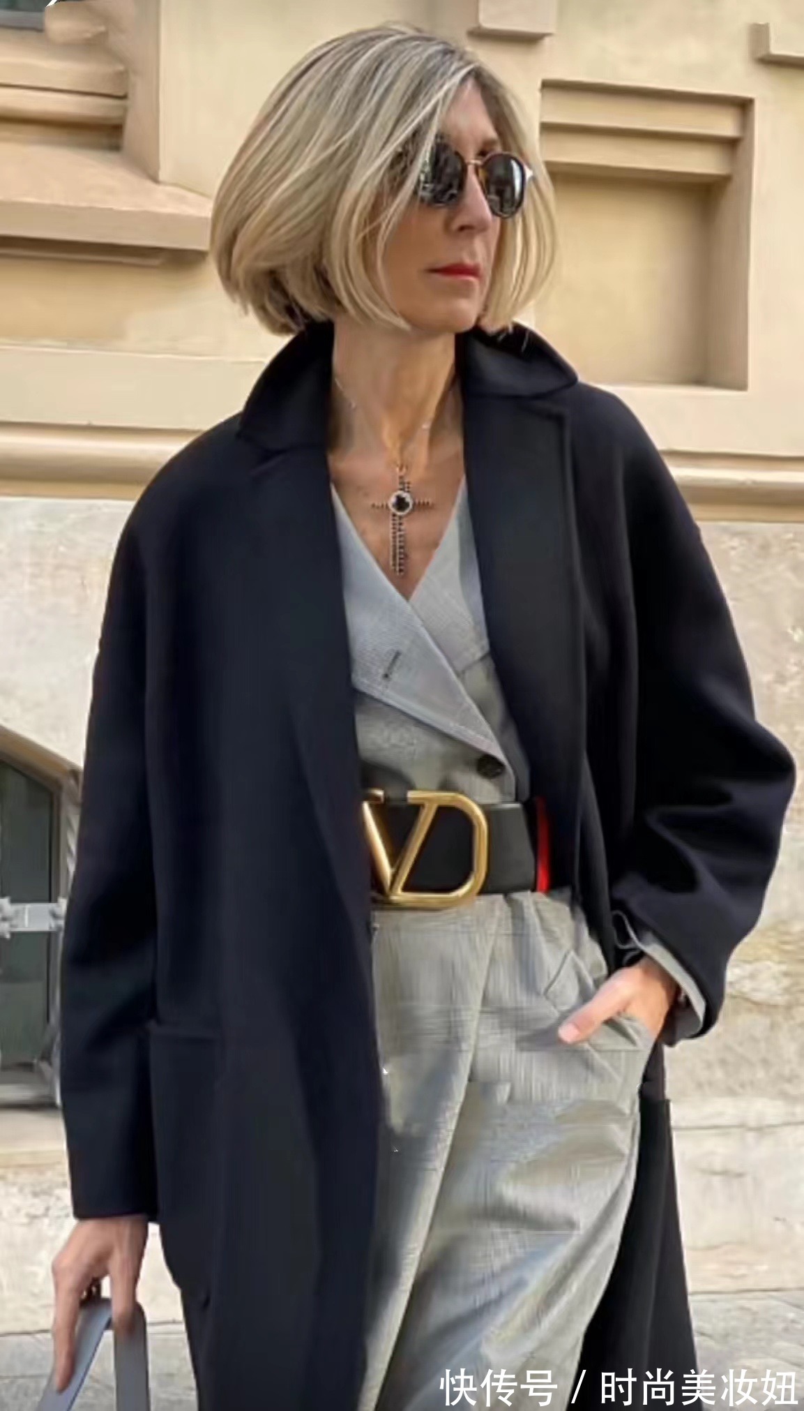 浅色系|女人无论多大年纪,穿衣都要精致高级,看50岁的她气质出众