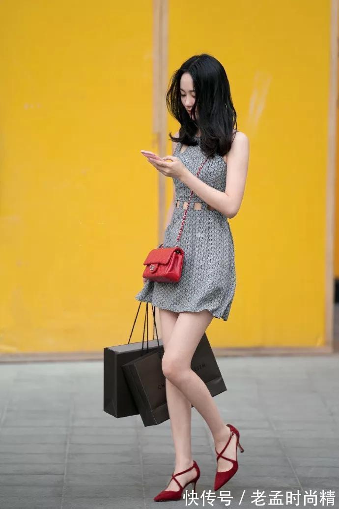 街拍|街拍:小姐姐旗袍款式的包臀连衣裙,身姿显得女性韵味,气质满满