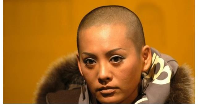 章子怡|当年蹲在张国立脚边说话,宁静表情谄媚,一旁的章子怡满脸不屑?