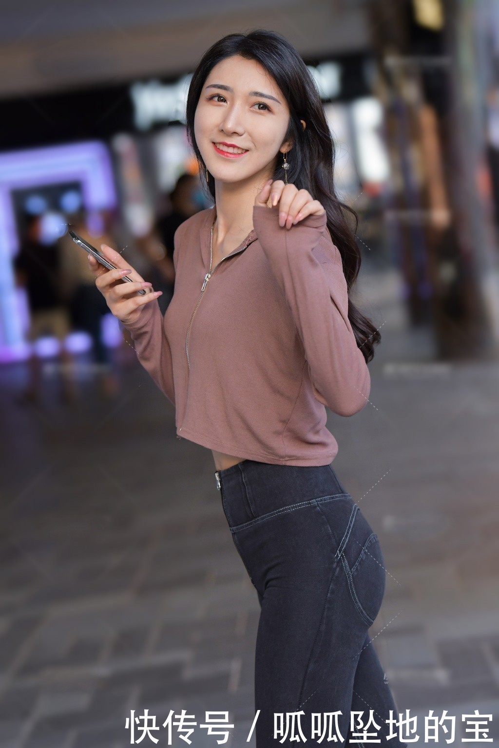 牛仔裤+针织衫搭配小白鞋,休闲时尚,秋冬季这么穿又美又显瘦!