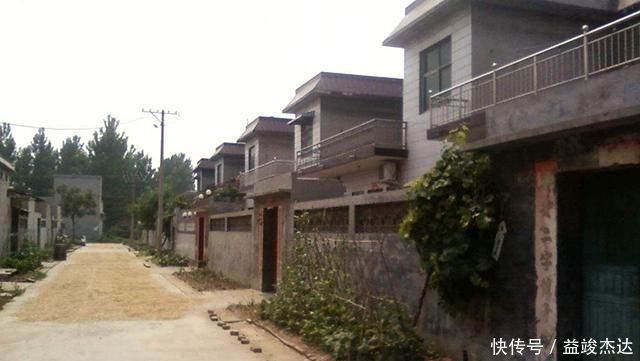 房屋|农村宅基地翻修后，产权归谁是所有农村房屋都允许翻建吗