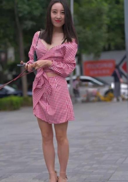街拍|街拍紧致身材的小姐姐，唯美的穿搭很动人，很不错的姑娘