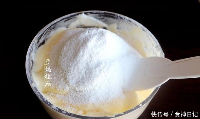 不用油不用牛奶,教你做蜂蜜蛋糕,蒸或烤都可以,只需4种食材