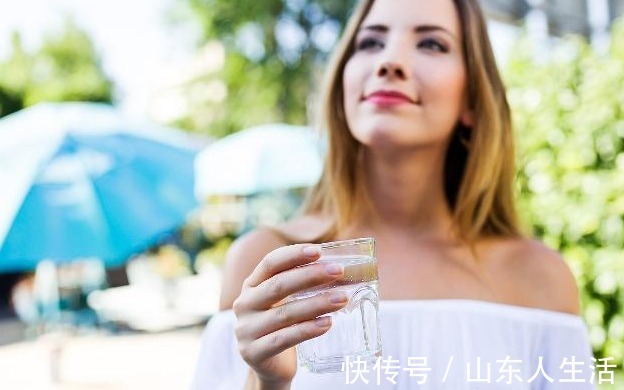 女性朋友|女人不想老得快，常喝3种水，养护子宫促排毒，让你更有女人味