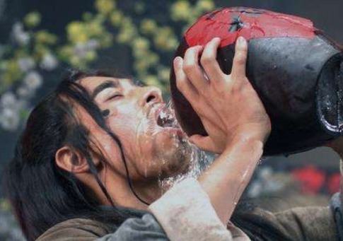 从何而来|《水浒传》中,梁山好汉“大口喝酒吃肉”,他们的经济来源从何而来?