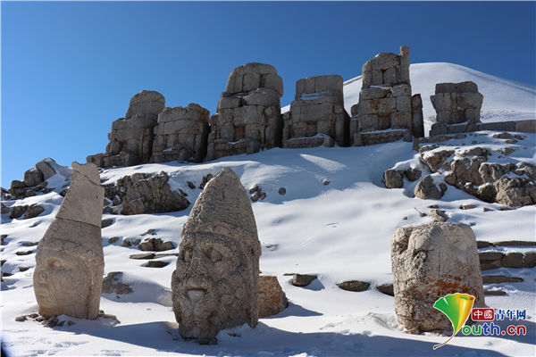 土耳其内姆鲁特山雪后美景 标志性雕像吸睛