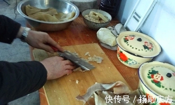 老家|小伙带女友回农村老家，准公公特意做了个拿手菜，姑娘一口不吃