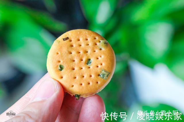 葱香小饼干|不用黄油,也不加糖,教你做葱香小饼干,口口香又酥