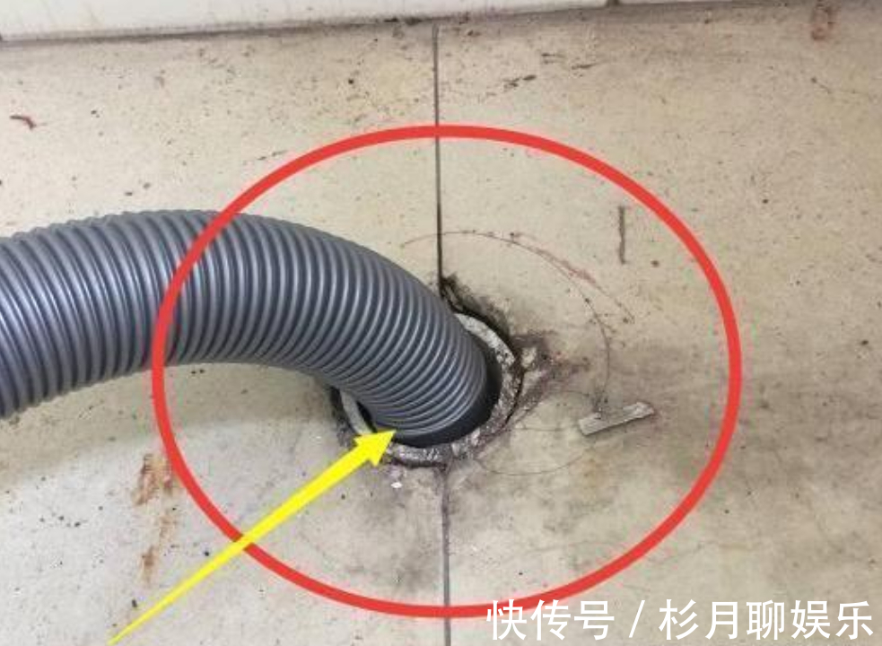 客厅|今后再买房，客厅坚决不贴瓷砖，连踢脚线也要拆，瞧下图，太先进