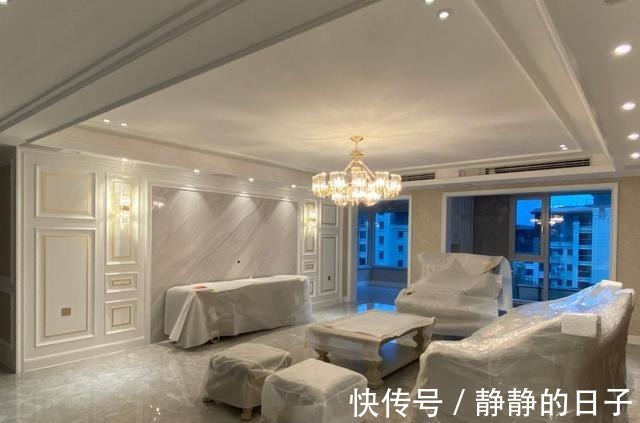 装修|她家装修轻奢风格，家具进场晾着通风中，电视墙很抢眼，分享一下！