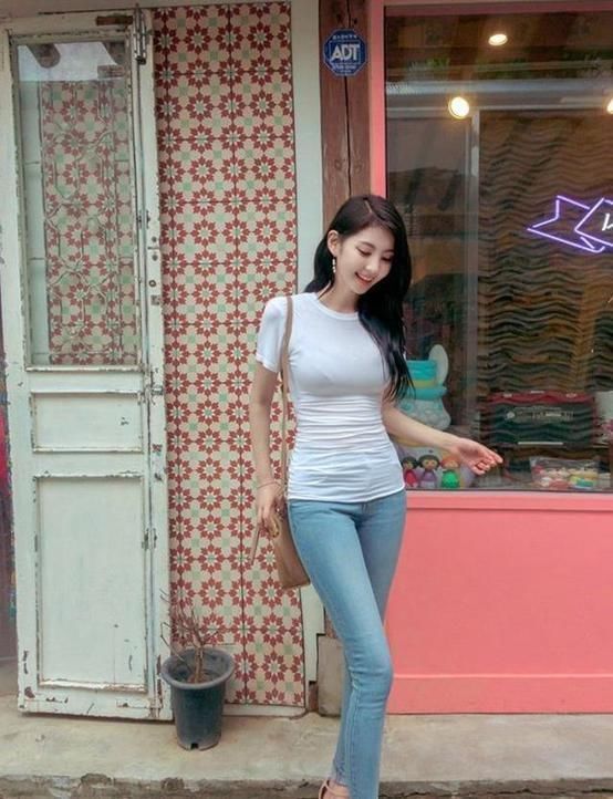 自信美才是真的美,身材曼妙,气质一览无余!