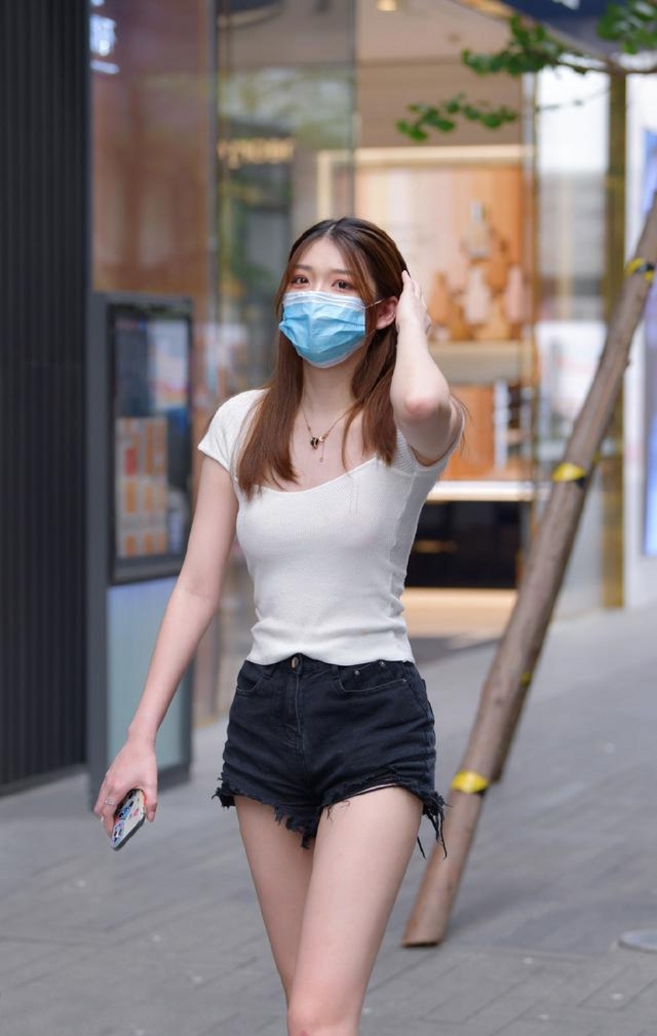 街拍,靓女穿黑色的修身半身短裙,很洋气