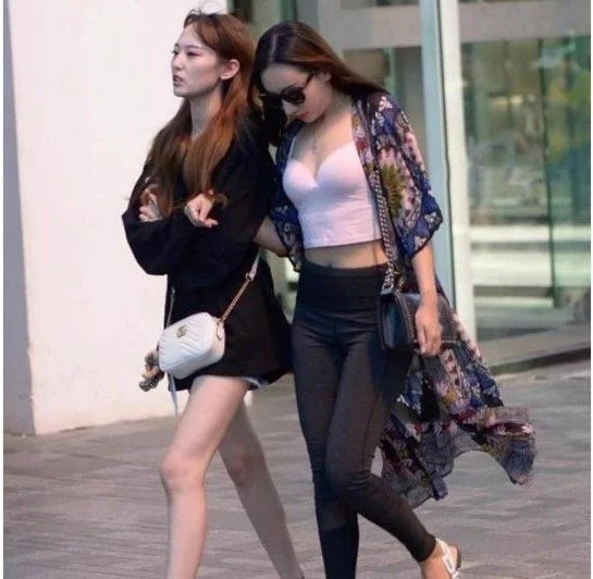 街拍：美女身穿裸色连衣裙，肌肤如玉，身姿曼妙