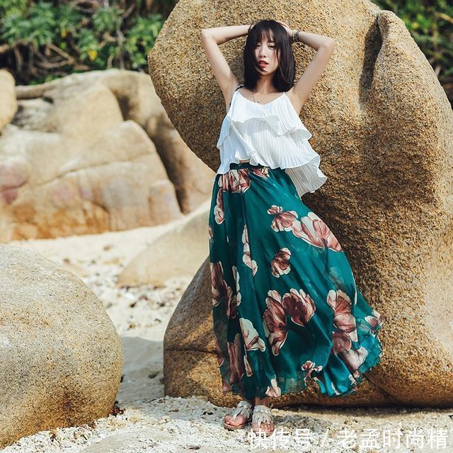 女人味 轻盈飘逸的雪纺,搭配印花而成的长款半身裙,浓浓的尽是女人味