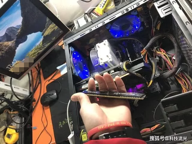 机箱运转显示器不亮