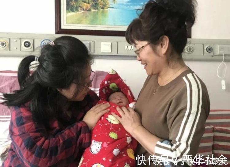 喂奶|“踩生”不是迷信,孩子出产房后,第一个抱他的人确实很重要