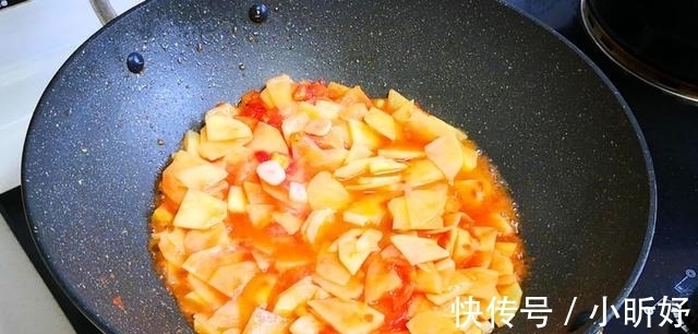 番茄|土豆新吃法,加西红柿一起炒,色泽红润,入口绵软吃不厌