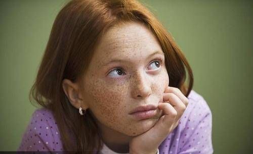 女人上了年纪脸上容易长斑，坚持做好5件事，或许老了也白白净净