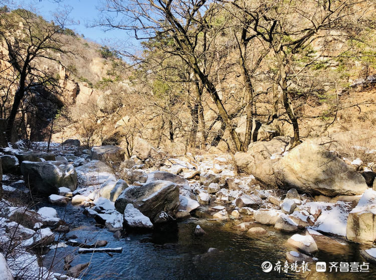 一半春色一半冬，九水游览区内冰挂和雪盖景色引人醉