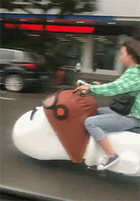 |搞笑GIF段子：美女，你这一摔有点远了，帅哥们都等不急了