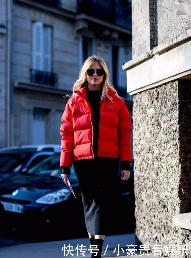 今年冬天的最百搭奖,我颁给“羽绒服+半身裙”,谁穿谁美