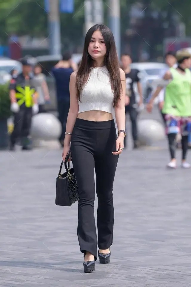 喇叭裤 白色无袖衫、黑色喇叭裤,用最简单的方式,搭配出了最亮眼的穿搭