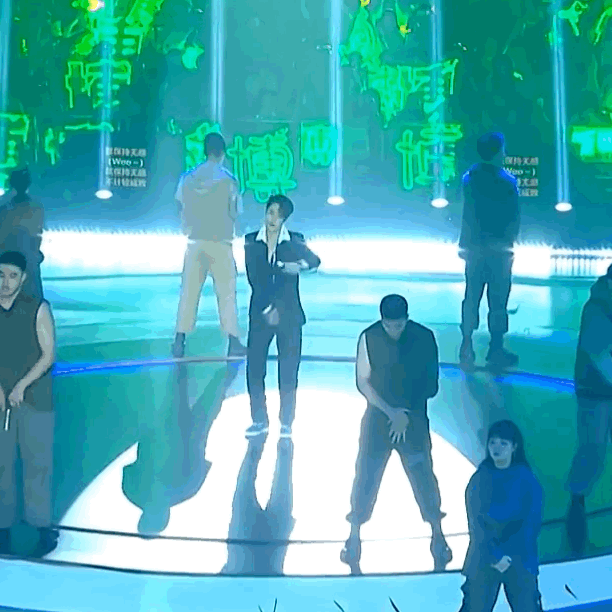 王一博|王一博高奢大咖秀，小香风点燃一片绿海，杀疯了