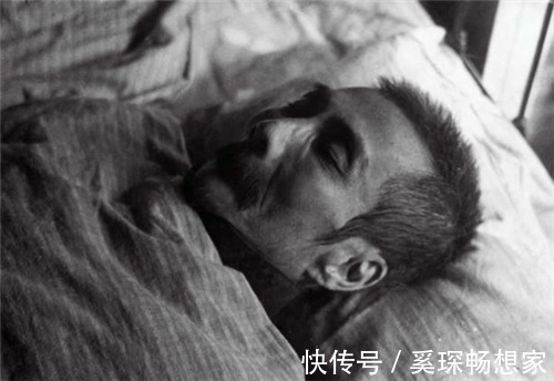 鲁迅!鲁迅葬礼出殡现场16位大人物抬棺,国母扶棺,送行队伍长几十里